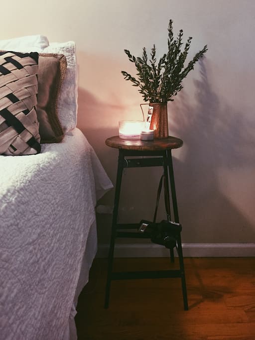 Queen sized bed, clean sheets and some fresh smelling candles - perfect for a great Fall weekend in the city!