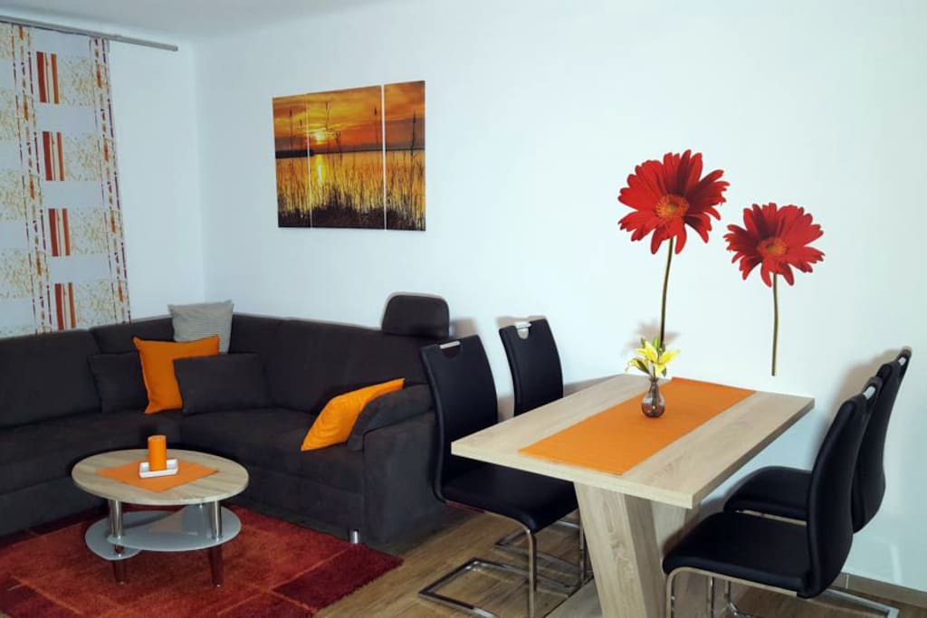 Kuscheliges Wohnzimmer mit ausziehbarer Sedda-Schlafcouch