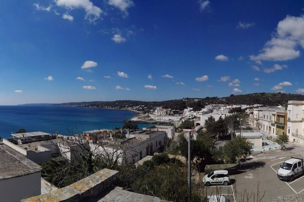 La vista del mare e della piazza dal terrazzo