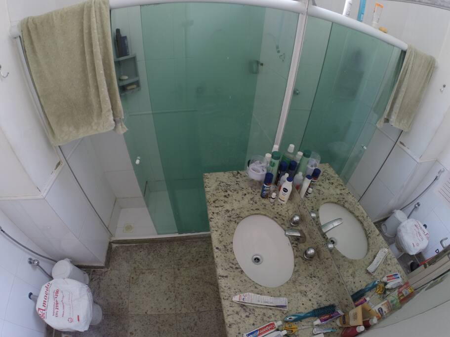 Banheiro Suite/ Suite Bathroom