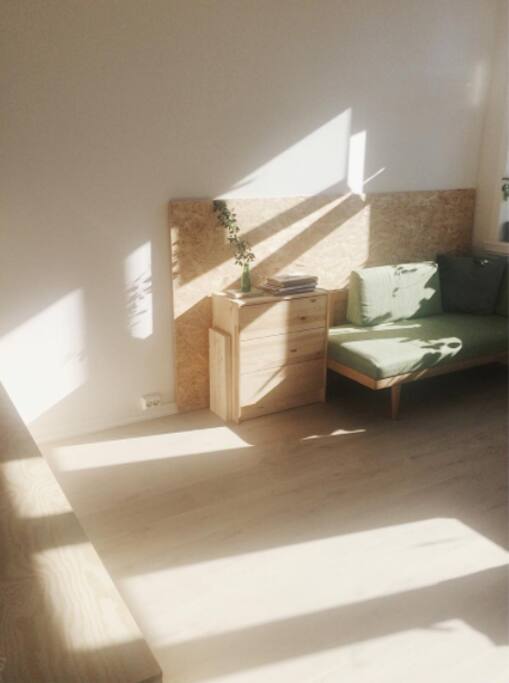 lots of beautiful light from 3 big windows! (the sofa is exchanged in another bigger one now)