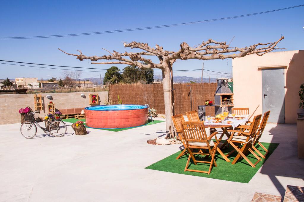 Amplia zona exterior con piscina y barbacoa