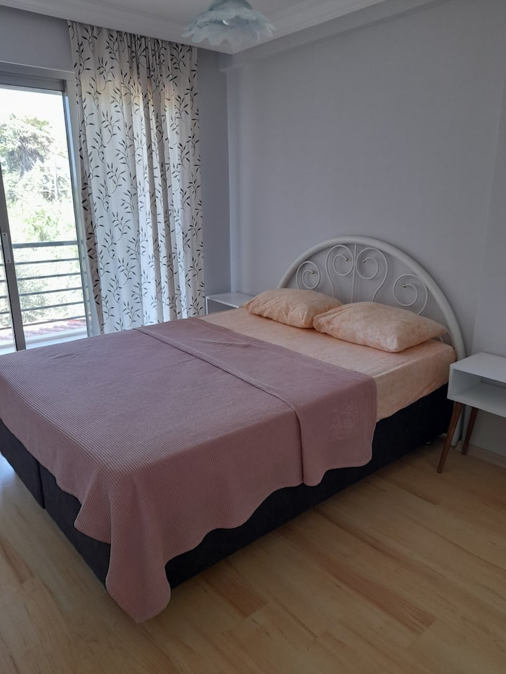 Aria condizionata con doppio balcone, il letto basale è appena cambiato 2023... c'è un letto parco...