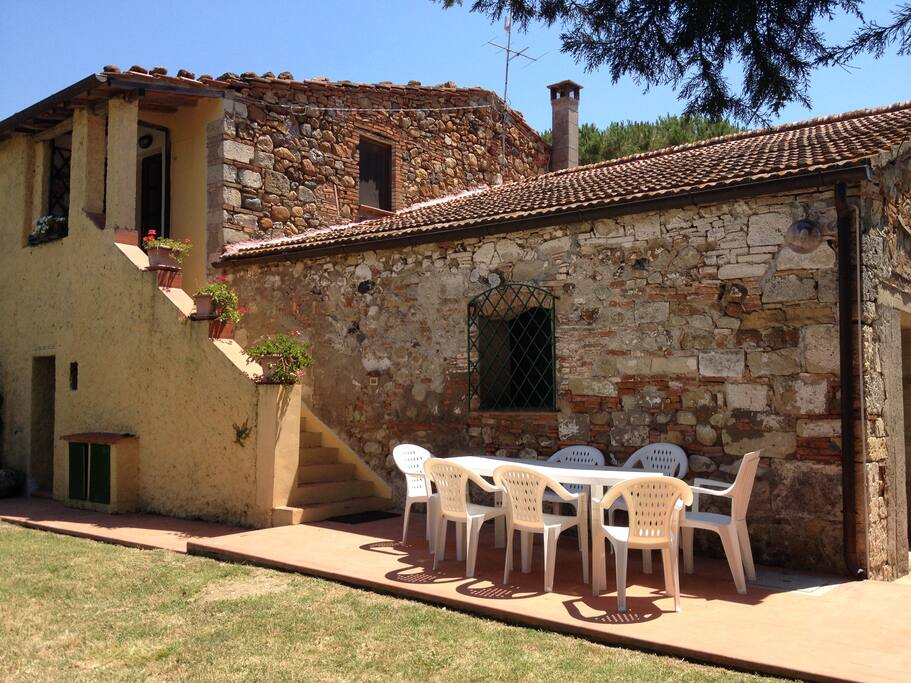 L'ingresso e l'area pranzo esterna