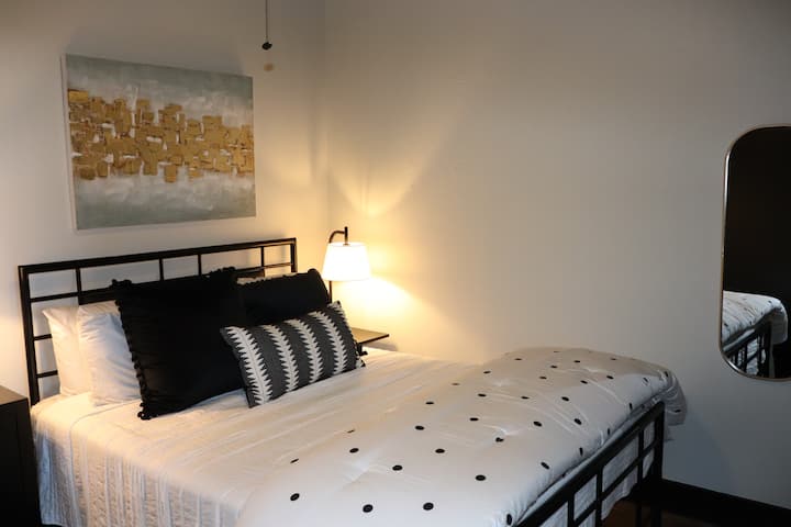 卧室1张标准双人床