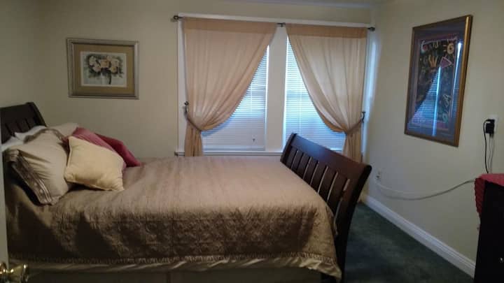 el dormitorio principal tiene cama tamaño queen