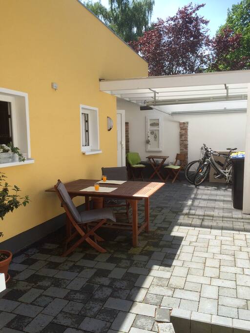 Innenhof Ansicht von Wohnzimmer aus. Hinten links geht es zur Waschküche.
