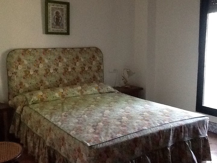 Dormitorio doble ("casa nueva")

Habitación con cama doble ("ala nueva")