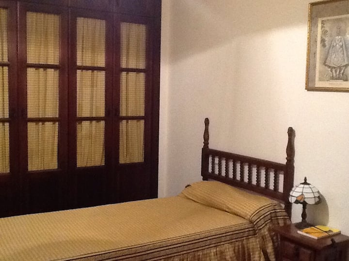 Dormitorio dos camas individuals ("casa nueva")

Habitación con dos camas individuales ("ala nueva").