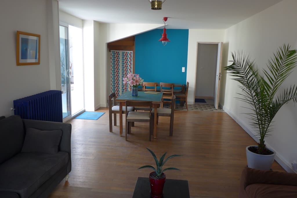 Un salon/salle à manger très agréable, donnant sur le jardin