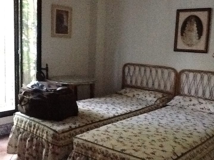 Dormitorio dos camas individuals ("casa nueva")

Habitación con dos camas individuales ("ala nueva").