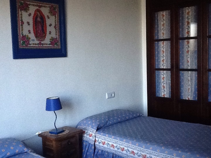 Dormitorio dos camas individuals ("casa nueva")

Habitación con dos camas individuales ("ala nueva").