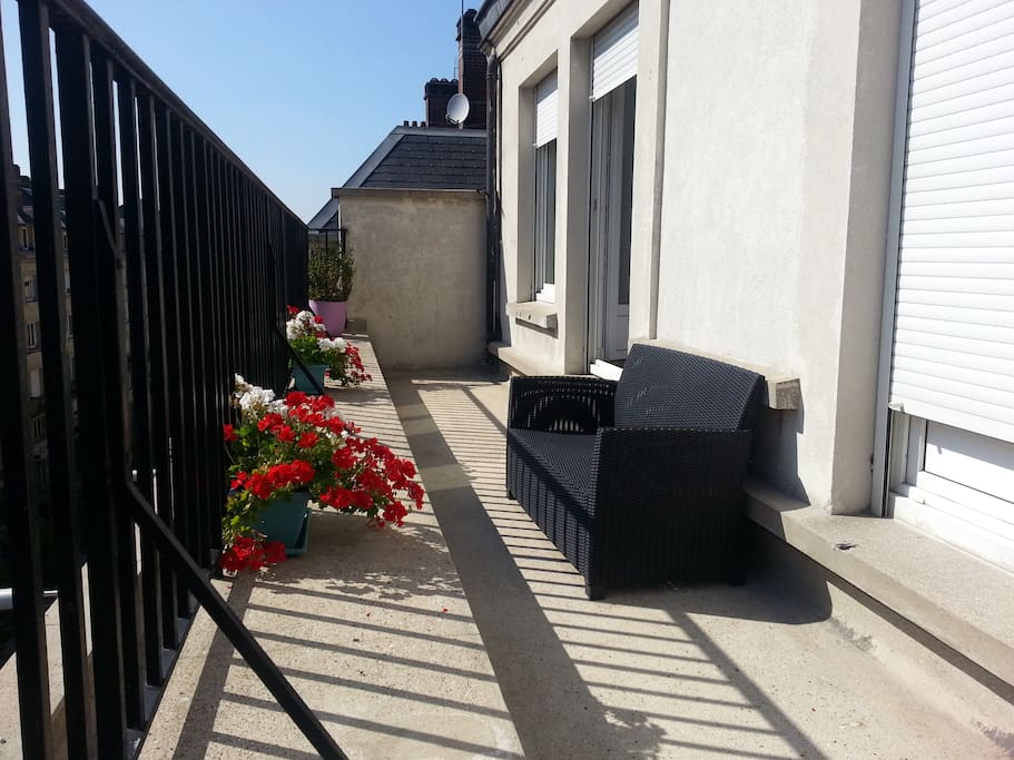 Balcon avec vu sur la tour Perret