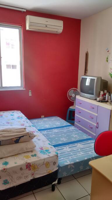 quarto com 2 camas e ar cond.