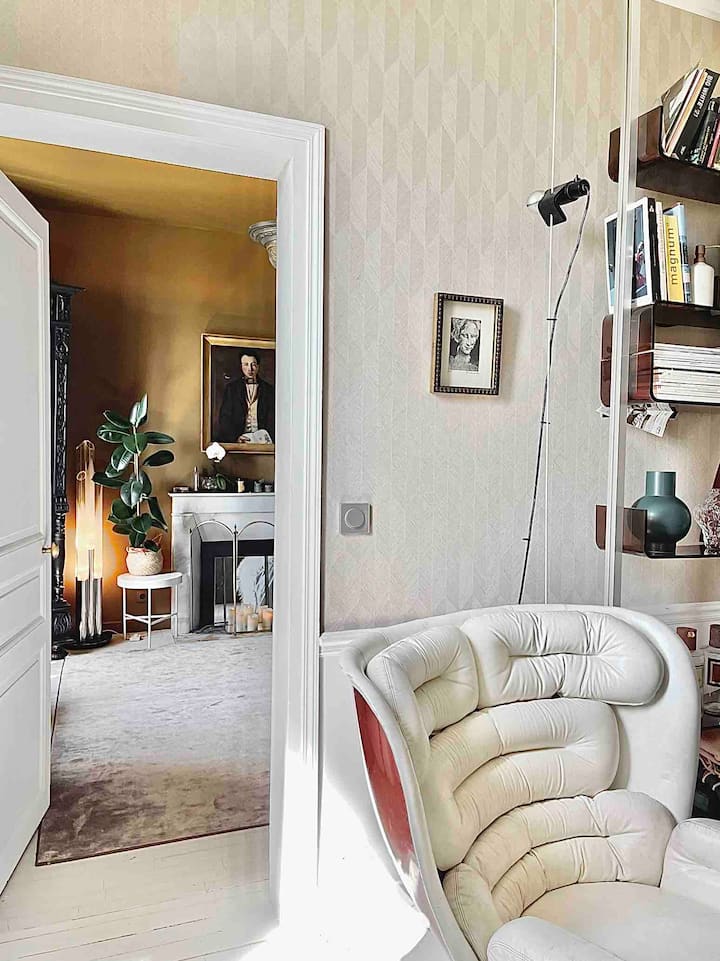 נוף מהטרקלין/חדר השינה הקטן אל חדר השינה מברונזה

נוף לסלון הקטן/חדר שינה נוסף לחדר השינה הראשי בברונזה 