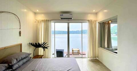 Bali-inspired Rm/UniqueXL Tub w stunning lake view