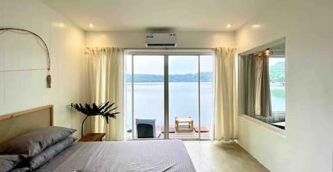 Bali-inspired Rm/UniqueXL Tub w stunning lake view