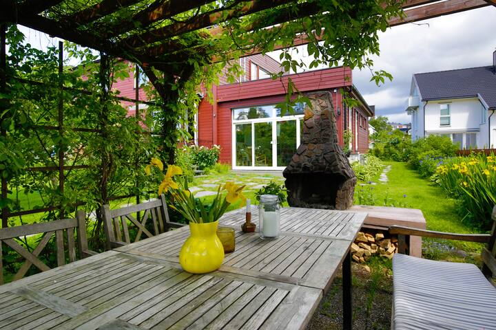 Big&bright duplex by the woods, close to downtown. gallery image 2