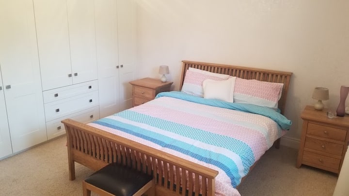 „Апартаментът на Секвоя“ на втория етаж
Двойно легло, вградени гардероби,
Баня със самостоятелен санитарен възел и душ със сешоар
Допълнителни възглавници и хвърляне.
