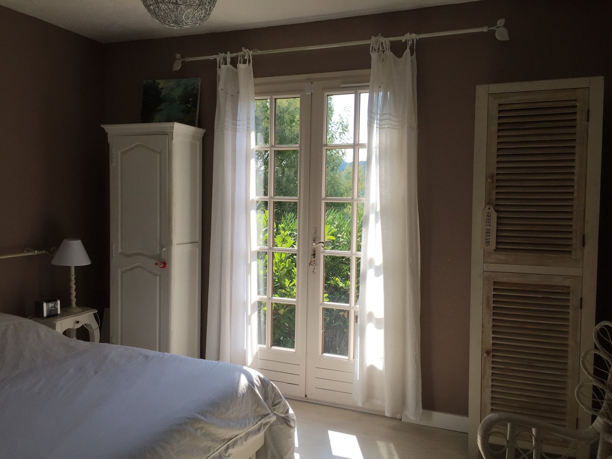 Dhomë dopio, hyrje në kopsht.