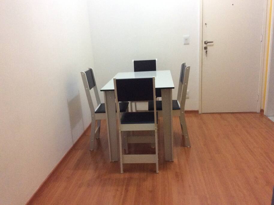 Sala com mesa para refeição com mesa e 4 cadeiras