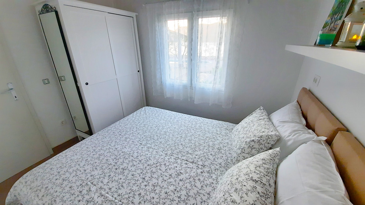 Dodatna spavaća soba s ormarom.
Krevet se može podijeliti na dva kreveta za jednu osobu.