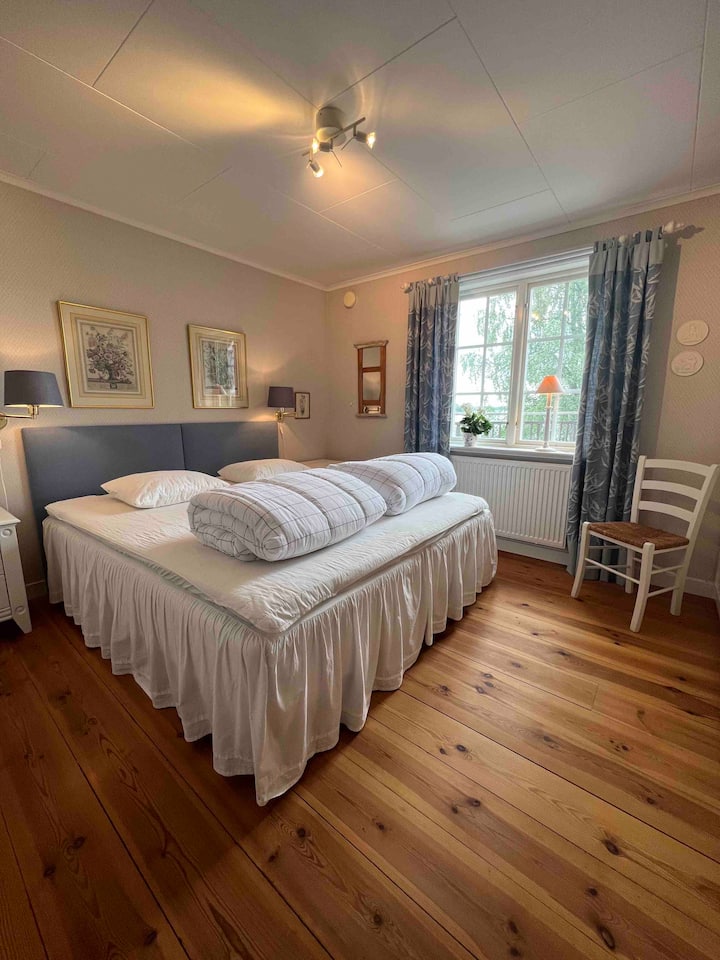 ダブルベッドを備えた広いコテージの客室