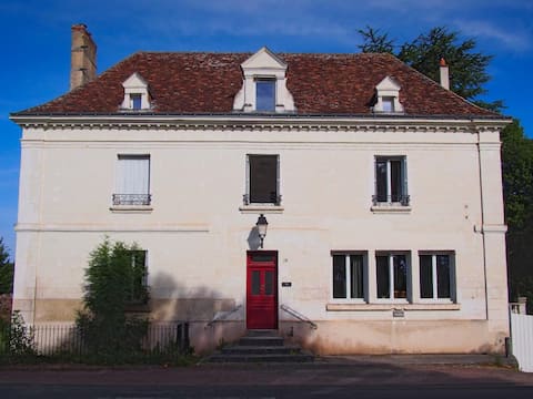 Beautiful master's house, 360 m2, large garden, wood