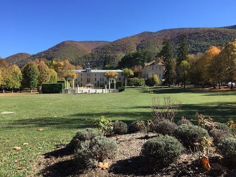 Quiet furnished accommodation with pool and tennis court – spa guests, please contact me