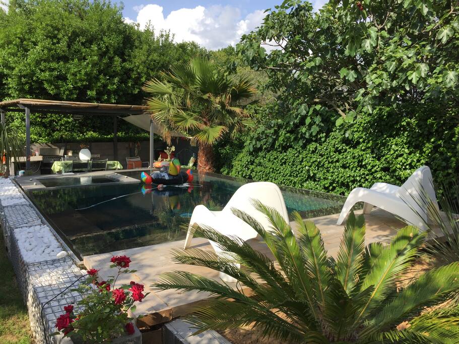 JACUZZI BULLES+JETS MASSANTS CHAUFFES/
PISCINE A DEBORDEMENT
CUISINE D'ETE AVEC PLANCHA…