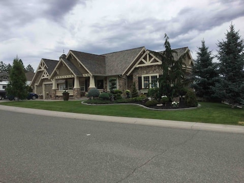 Beautiful bright 15oo sq ft suite 2 queen beds