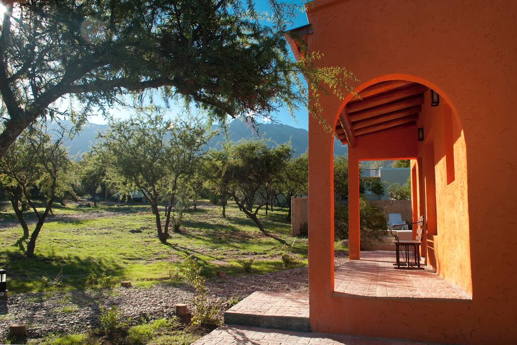 Vista de los cerros desde el ingreso a la galería de la casa