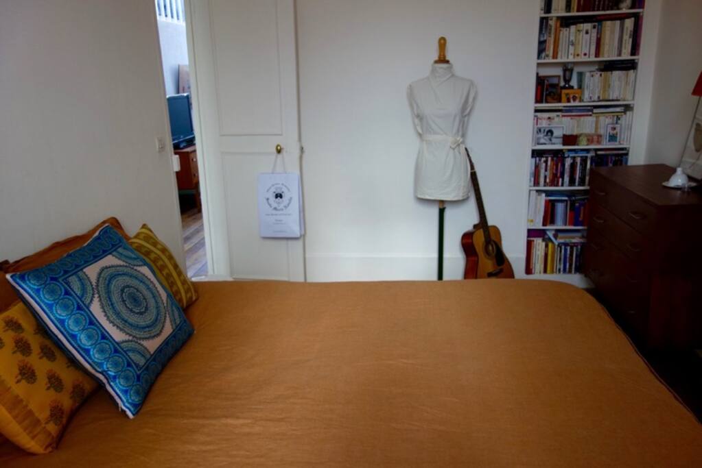 Bedroom w/ double bed