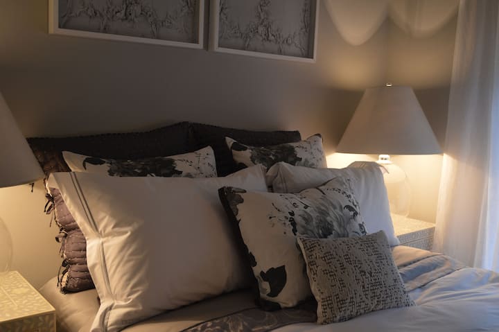 غرفة الضيوف الأمامية - الطابق الثاني بسرير بحجم كوين مزين بالزهور البيضاء والفحم من قبل المصممين غيلد