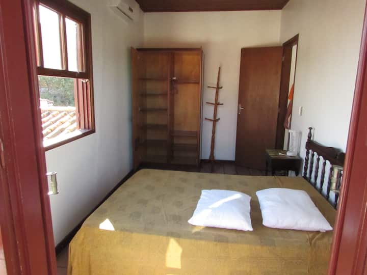 Fleti yenye chumba cha kulala mara mbili na kiyoyozi kilichogawanyika