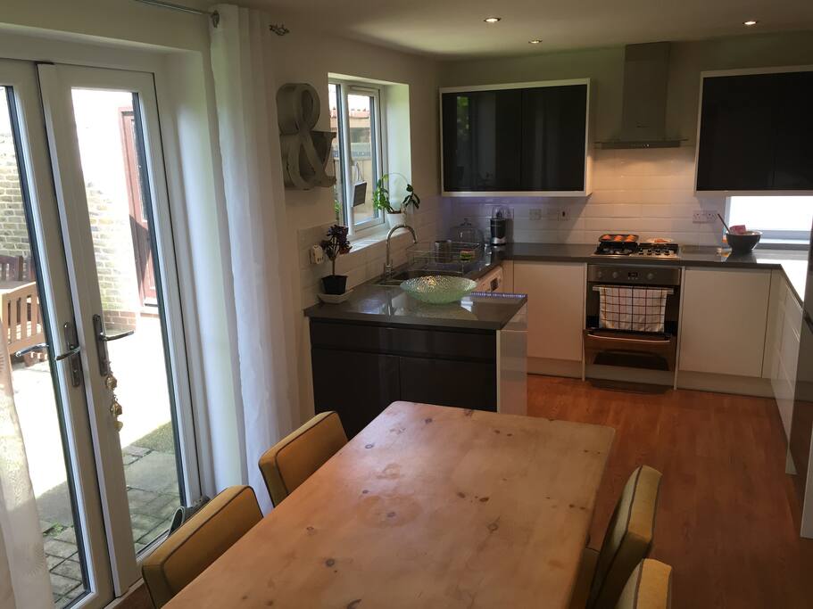 Kitchen diner.