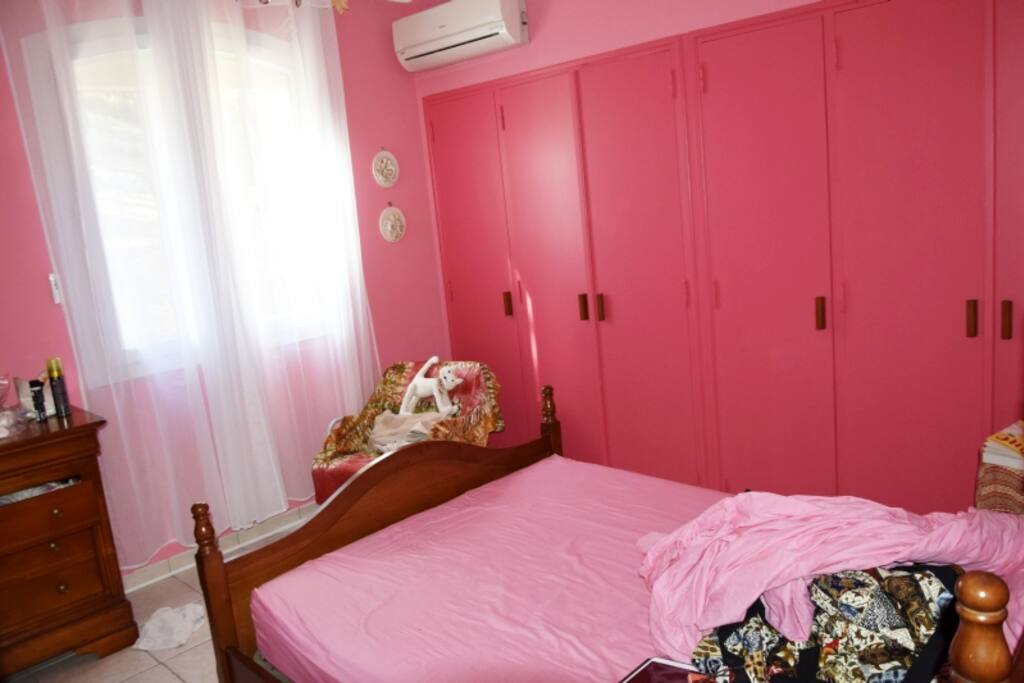 Chambre rose – lit double de 140 cm, TV, climatisation