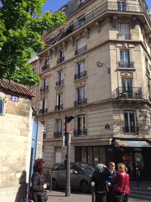 Immeuble en pierre de taille orienté plein Sud.