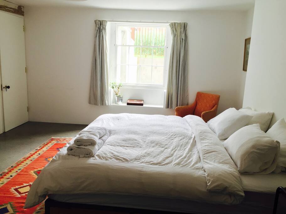 The ground floor has underfloor heating, 2 bedrooms with 2 bathrooms.