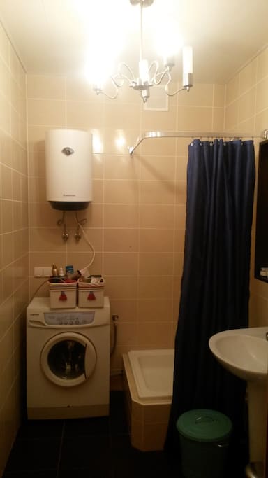 Shower, washer/dryer