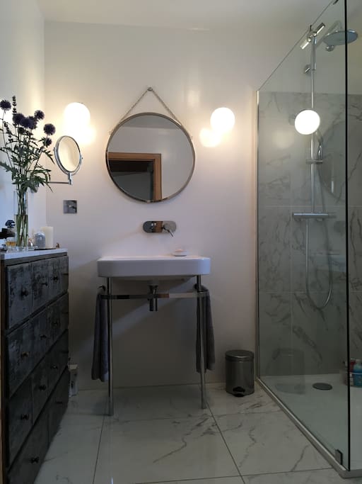 La salle d'eau en face de la chambre