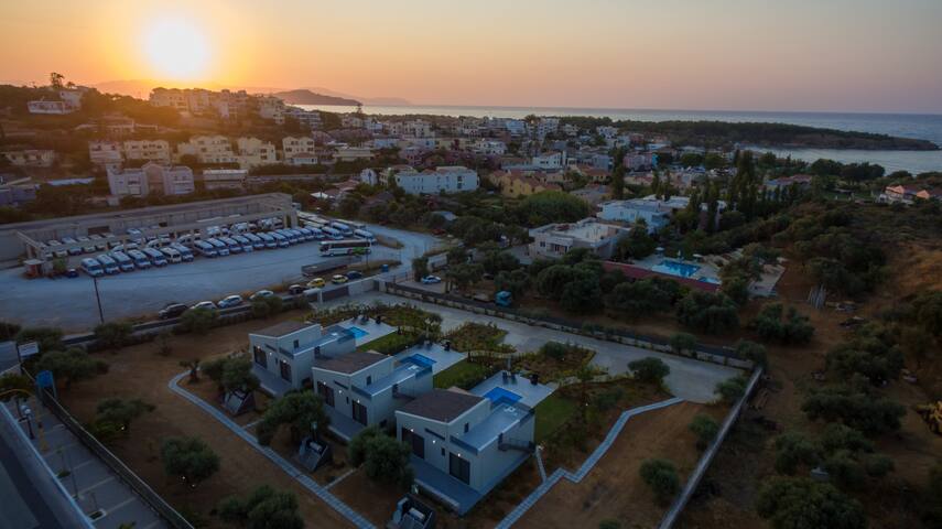 3Prvt Heated Pool-New villas 18 sleeps-Walk to ALL gallery image 4