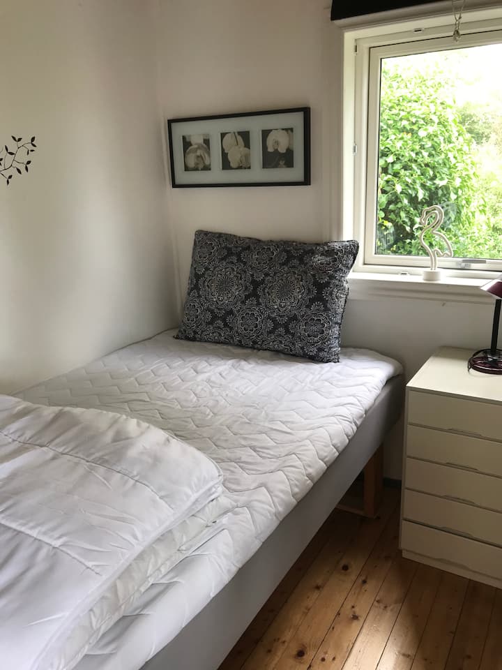 Dormitorio 2 (dormitorio pequeño): el dormitorio con la cama más pequeña (120 cm * 200 cm) y un colchón (90 cm * 200 cm). Este pequeño dormitorio está separado de la cocina/comedor con una cortina. El colchón se puede poner en el piso de la sala de estar según sea necesario.