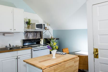 Carriage House Escape for couples/families