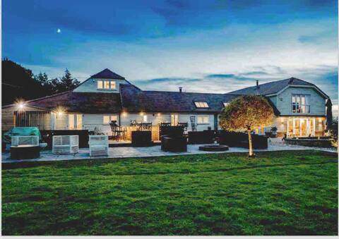 Stunning Estate  in private grounds a large lake