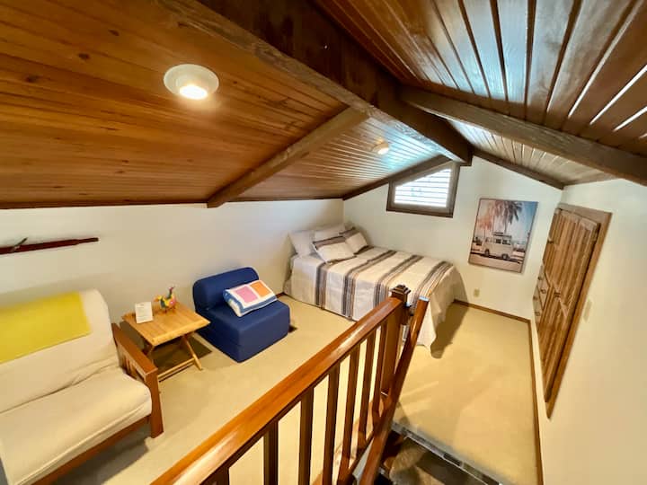 Accede al loft desde la sala de estar en el nivel principal. Tiene una cama de tamaño completo, una cama plegable plegable de cama convertible y un futón. Ten en cuenta que hay menos privacidad en este espacio, ya que no hay puertas que enciendan la habitación.