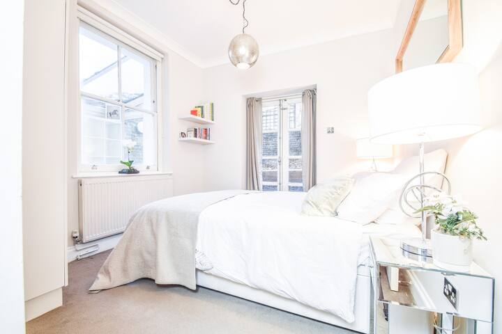 Earl’s Court 2BR flat near tube station gallery image 4