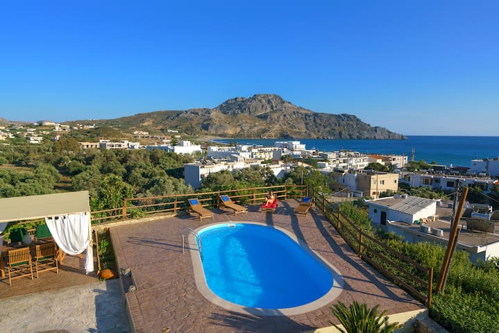 Villa w/Private Pool Walking distance to amenities