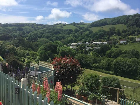 Top performing Airbnb: Stunning views in a peaceful location. in Berrynarbor