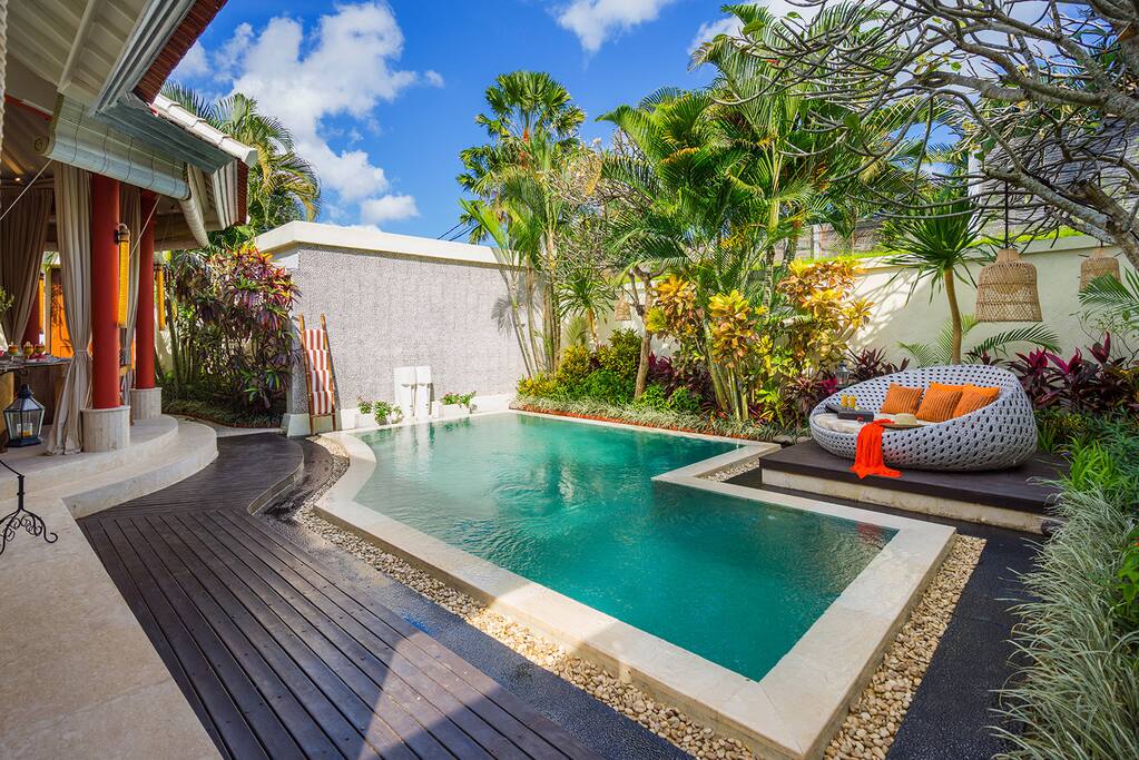 Lovely and intimate swimming pool.
